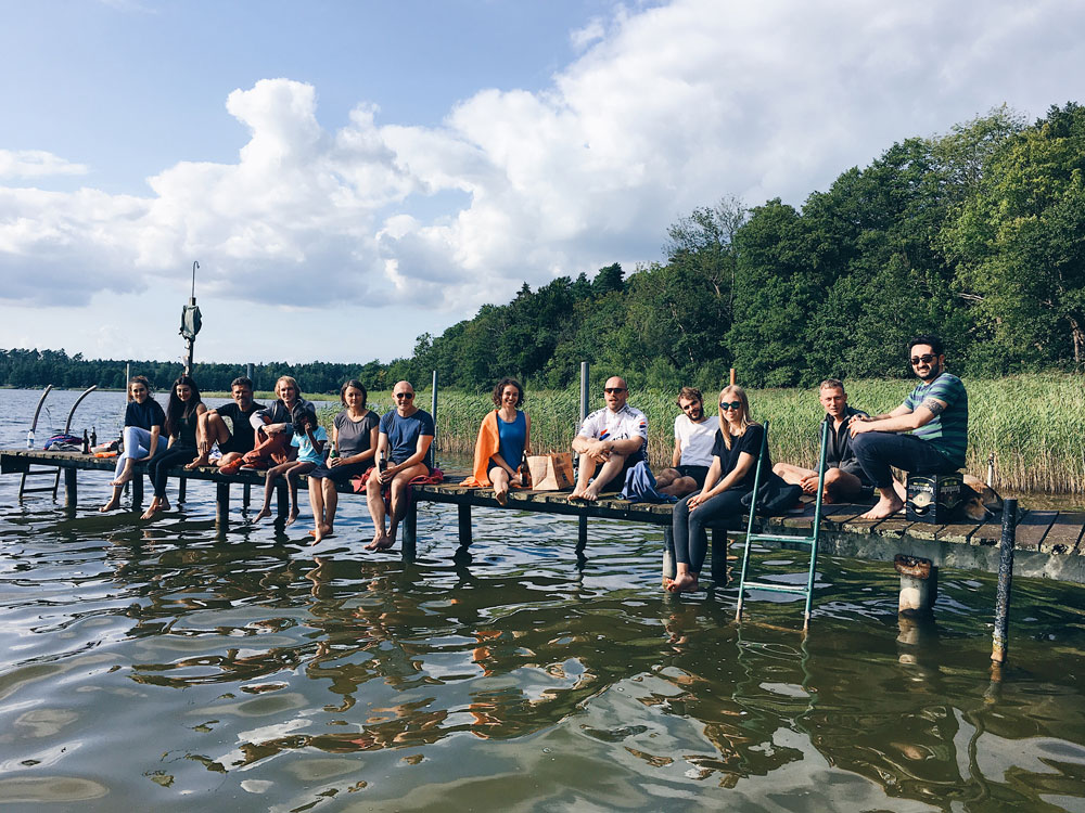 Gruppenfoto auf einem Steg im Wasser